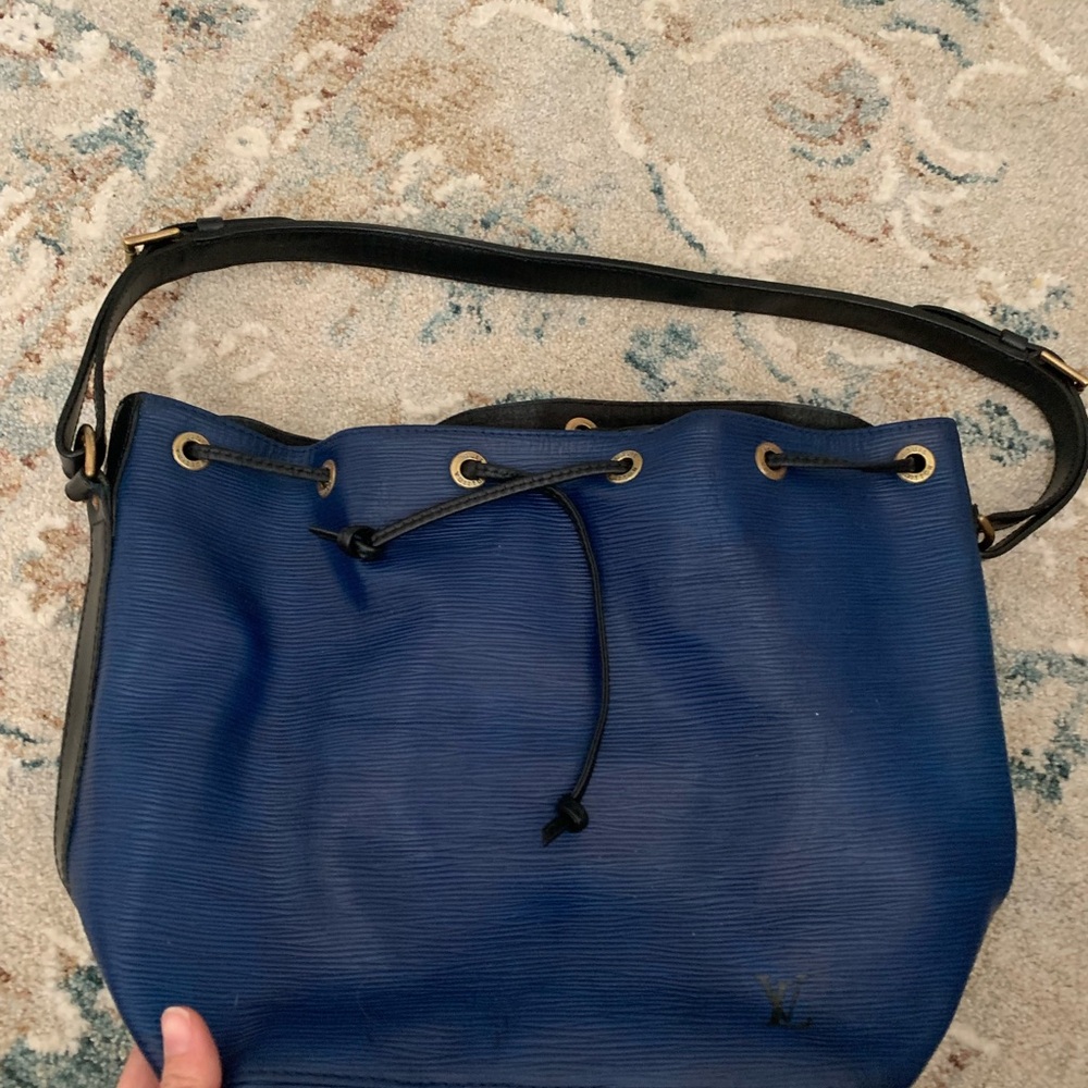 Elegant LOUIS VUITTON Blue Shoulder Bag